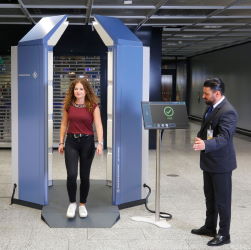 Rohde & Schwarz und Fraport evaluieren weltweit ersten Walk-Through-Scanner für Passagiere