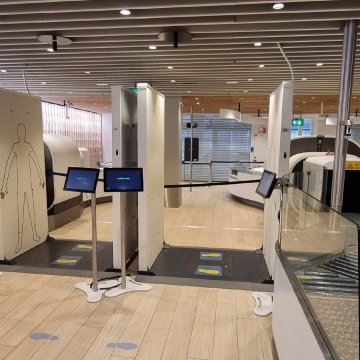 Sicherheitsscanner von Rohde & Schwarz verbessern den Passagierkomfort am Flughafen Amsterdam-Schiphol